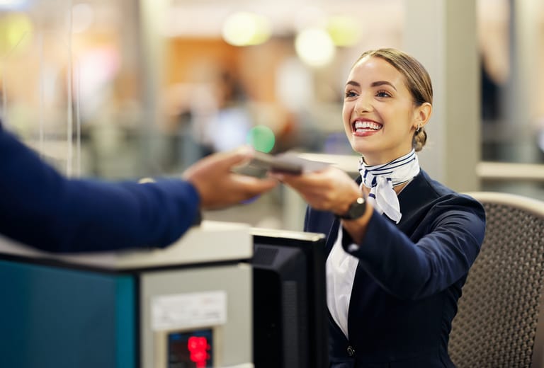 Havalimanı bilet işlemleri bankosunda yolcuya yardım eden Skywings görevlisi